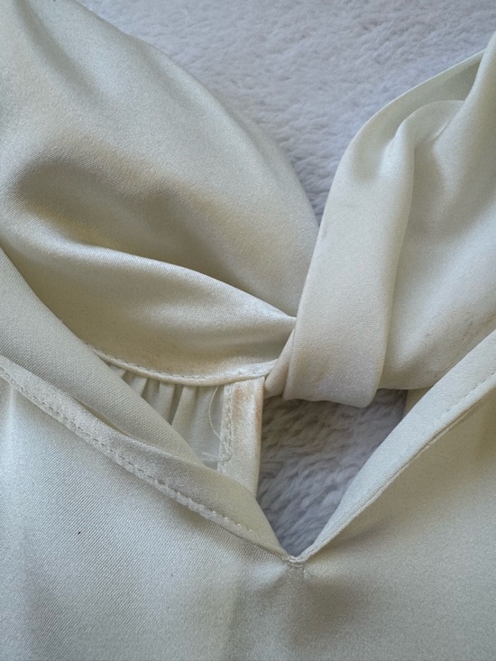 Elle Thahari Cream Satin blouse Shirt - Picture 4 of 9